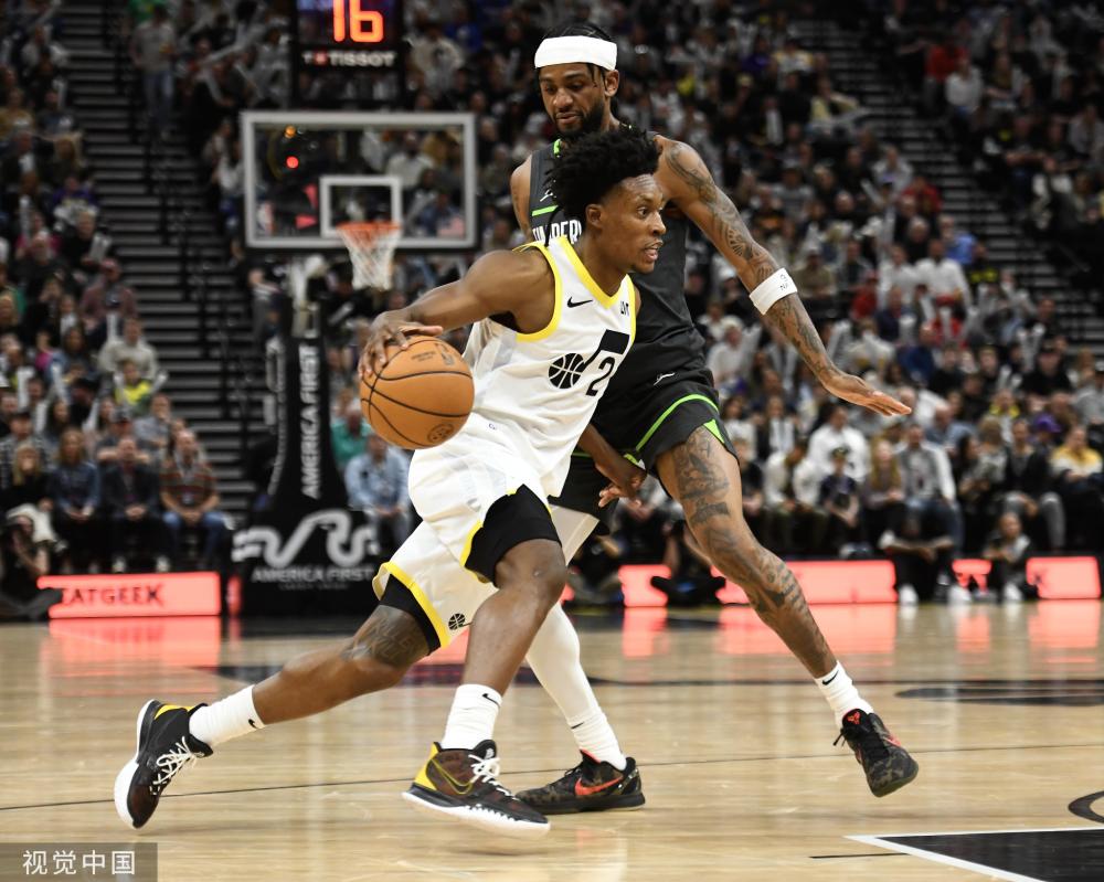 蹦床运动员 蹦床运动员